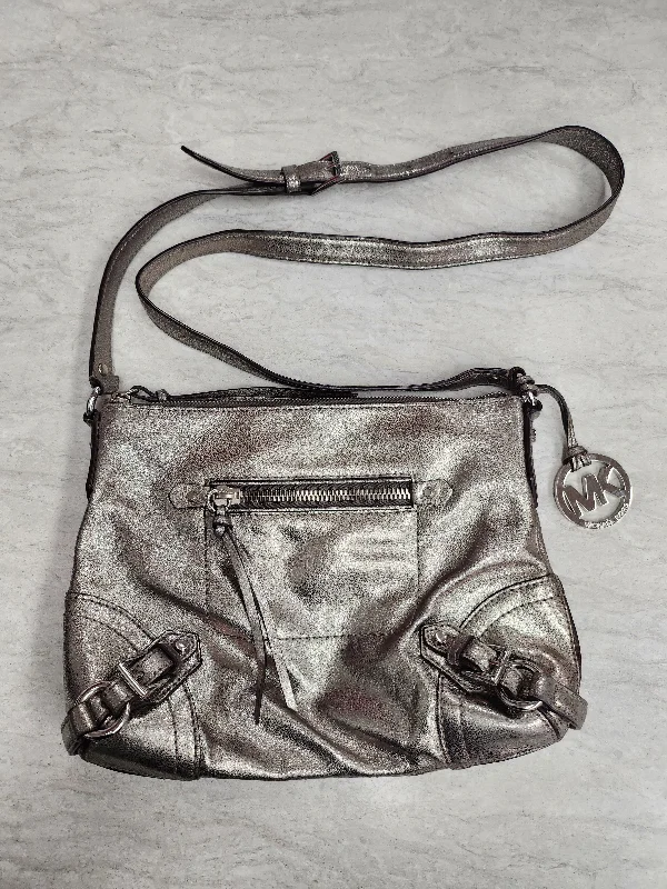 Ladies crossbody bag with metallic chain-Crossbody Designer By Michael Kors, Size: Medium