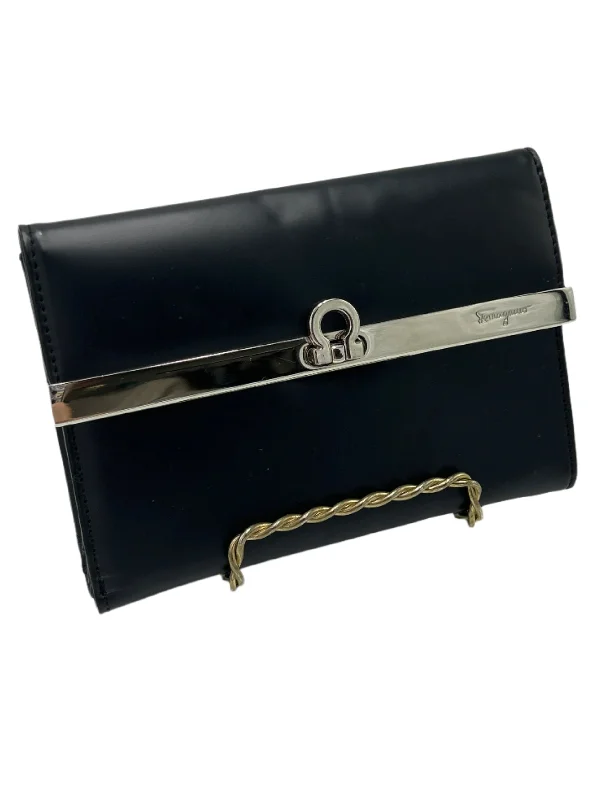 ladies wallet with metal zipper-Ferragamo Smooth Leather Luxury Designer Wallet